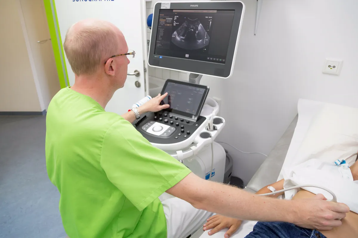 Dr. Schäpsmeier bei einer Ultraschalluntersuchung des Bauchraums
